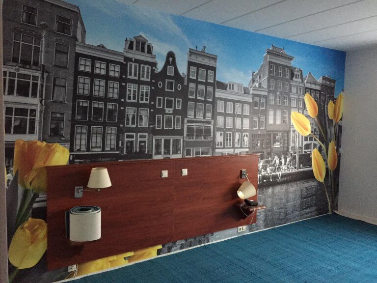 Golden-tulp-Zevenbergen-blauw-gele-kamer-768x576